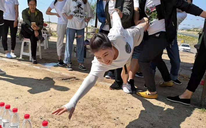 尊龙凯时AG旗舰厅光彩举办沙漠拓展活动 